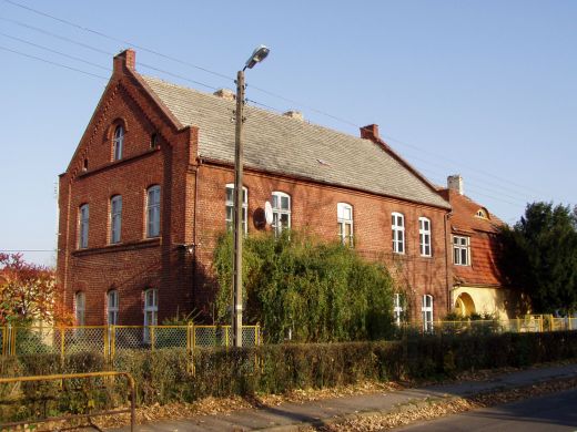 Stara część budynku po byłej SP (obecnie świetlica wiejska, przedszkole i punkt biblioteczny)