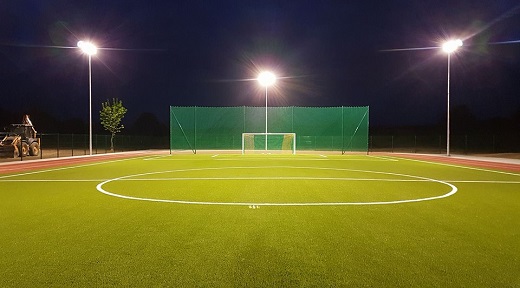 Wielofunkcyjne boisko sportowe przy sztucznym oświetleniu